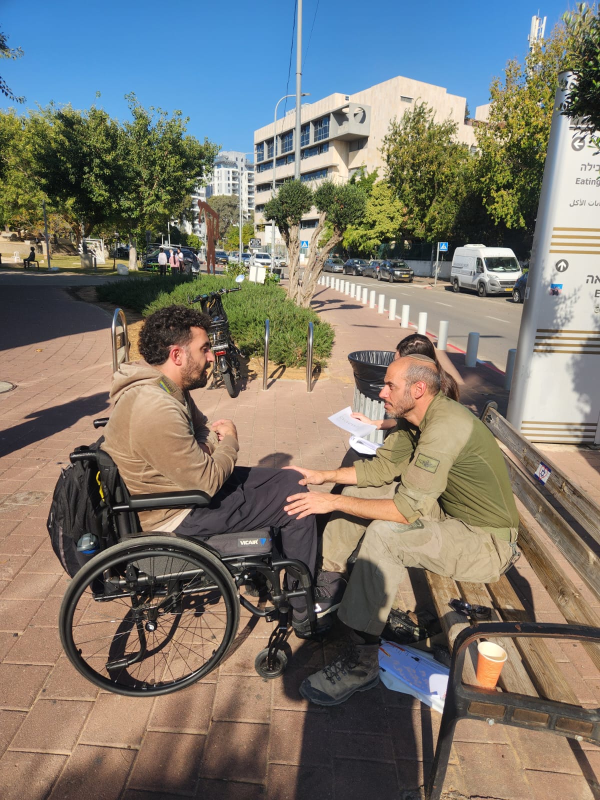 לוחם משוחח עם חייל בנמר